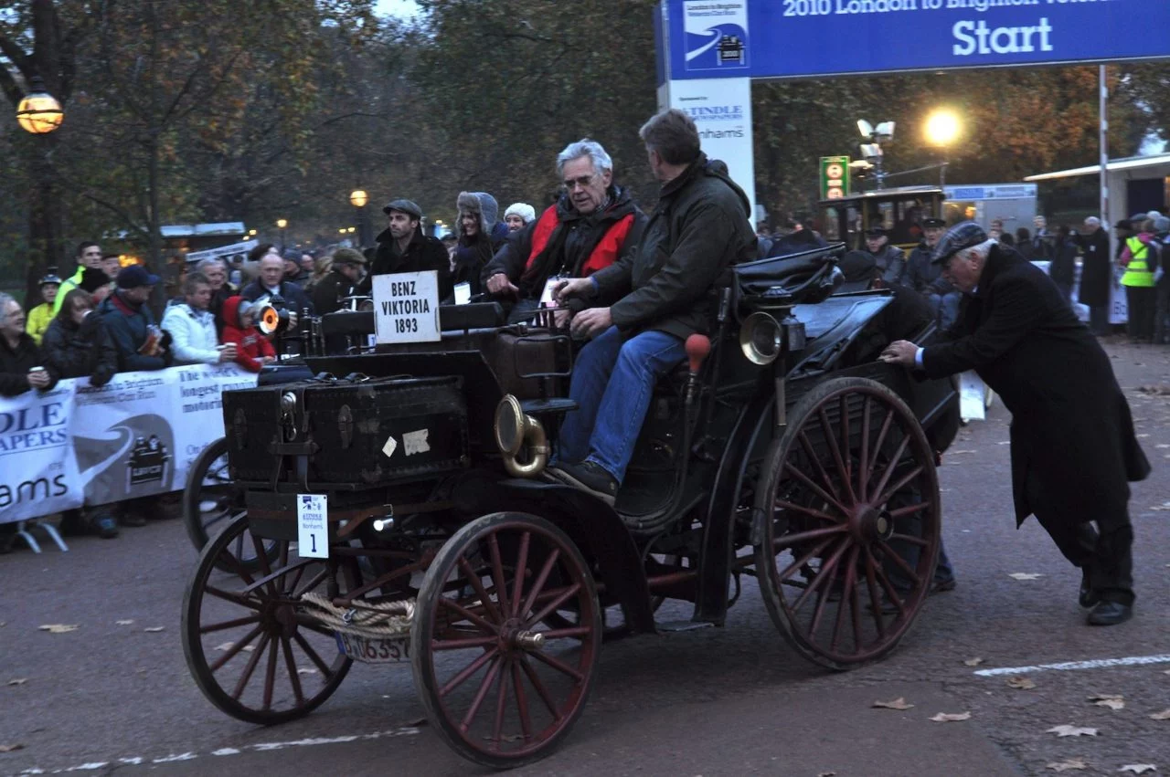 Veterano del rally en la línea de salida, evocando el espíritu pionero del automovilismo.