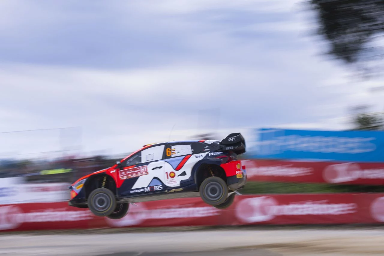 Vehículo en pleno vuelo durante el Rally de Portugal 2024, demostración de dinamismo y aerodinámica.