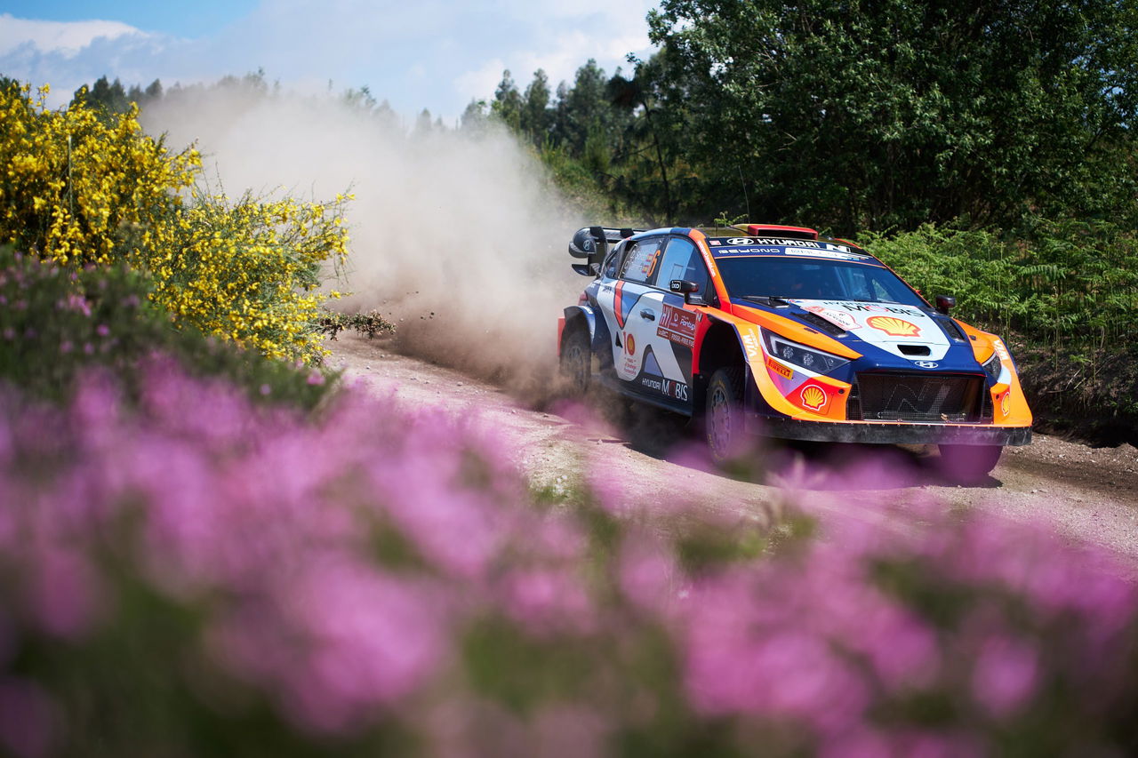 Vigoroso Hyundai i20 en plena acción, levantando polvo en el Rally de Portugal