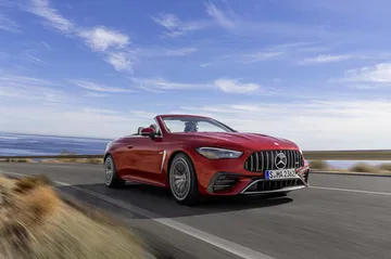 Mercedes Cabriolet rojo en dinámica, mostrando diseño y deportividad.