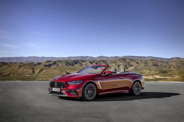 Vista lateral de un Mercedes-Benz Cabrio resplandeciendo al sol.