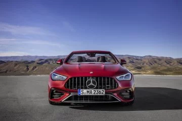 Vista frontal de un Mercedes rojo destacando su parrilla y diseño agresivo