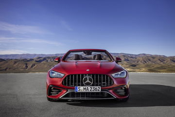 Vista frontal de un Mercedes rojo destacando su parrilla y diseño agresivo