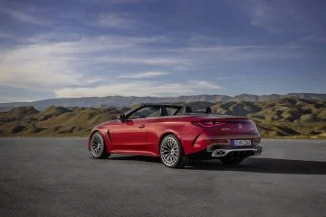 Vista trasera y lateral de un Mercedes Cabriolet mostrando su diseño elegante y deportivo.