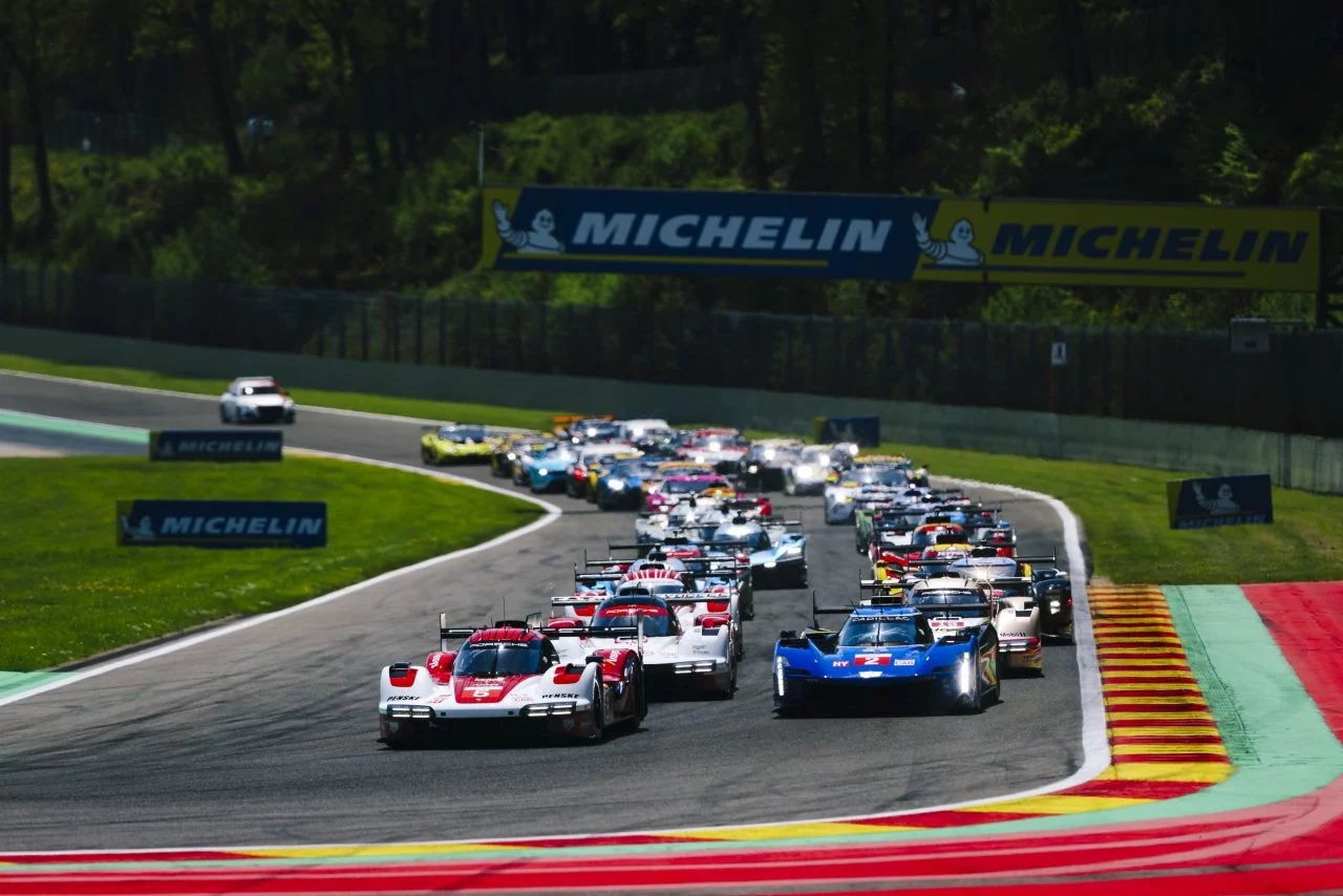 Vista dinámica de la carrera WEC en Spa-Francorchamps, con múltiples competidores luchando por la posición.