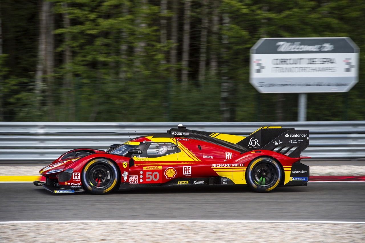 Vista dinámica de Ferrari en competencia, 6 Horas de Spa-Francorchamps.