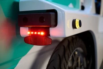 Vista detallada de la luz trasera y reflector en un vehículo, enfocando en la innovación en seguridad.