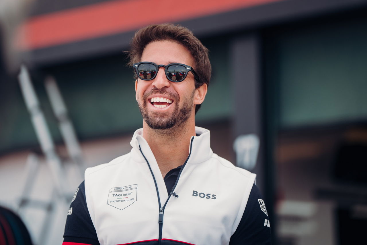 Retrato de Antonio Félix da Costa, piloto de Porsche en la Formula E, sonriendo.