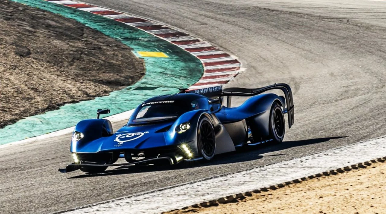 Vista dinámica del Aston Martin Valkyrie en pista, enfatizando su aerodinámica.