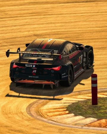 Vista trasera y lateral del BMW M4 GT3 pilotado por Max Verstappen.