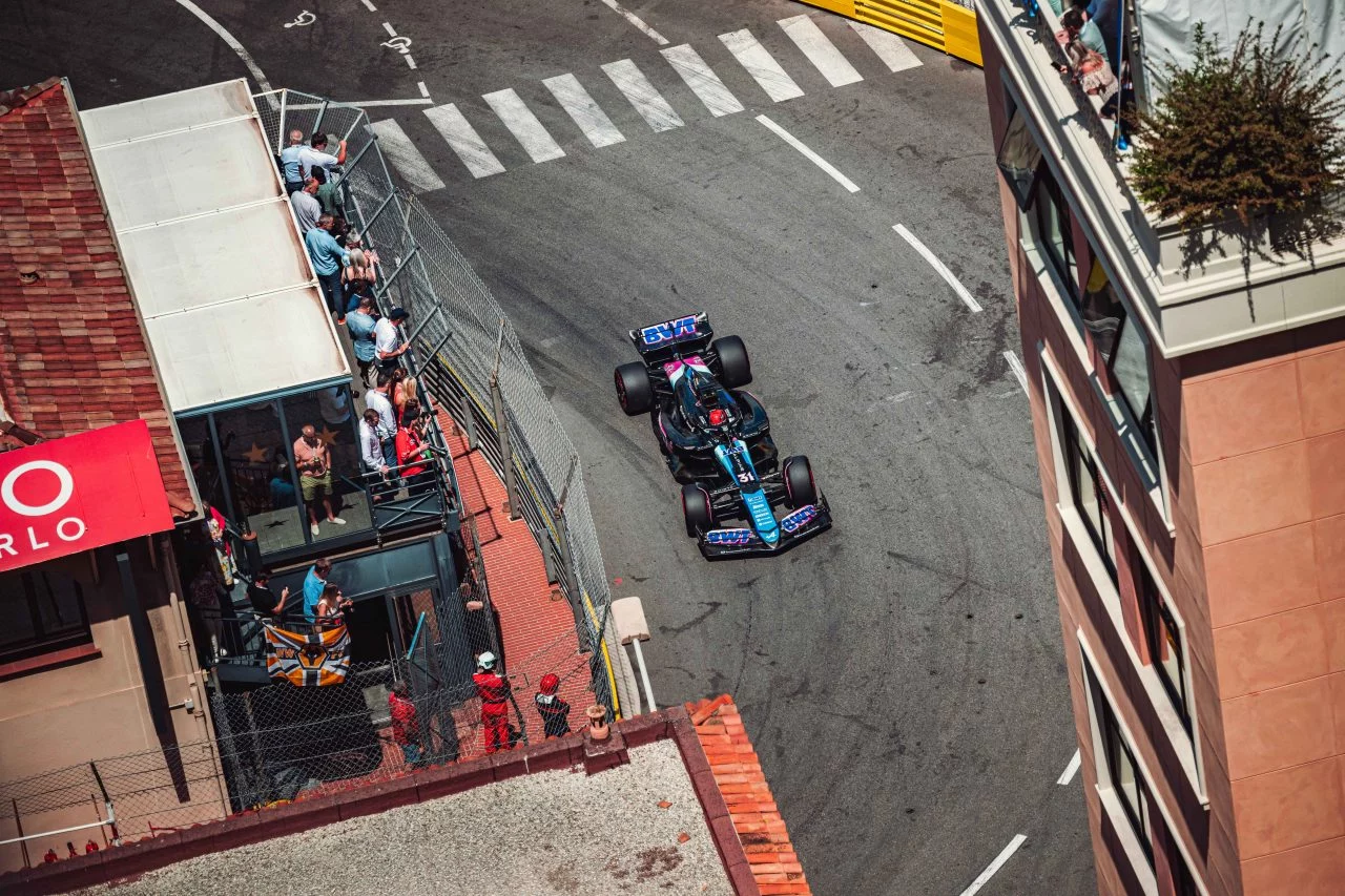 Alpine F1 en acción durante el Gran Premio de Mónaco, vista lateral en curva.