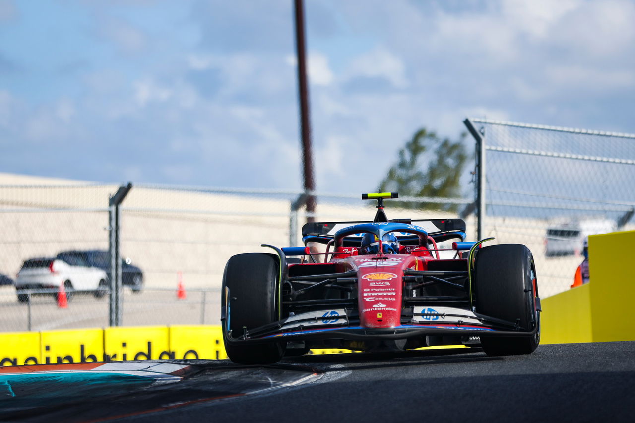 Carlos Sainz al volante del imponente Scuderia Ferrari F1.