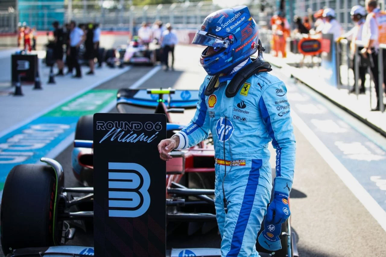 Carlos Sainz al lado de su monoplaza de la Scuderia Ferrari en Miami.