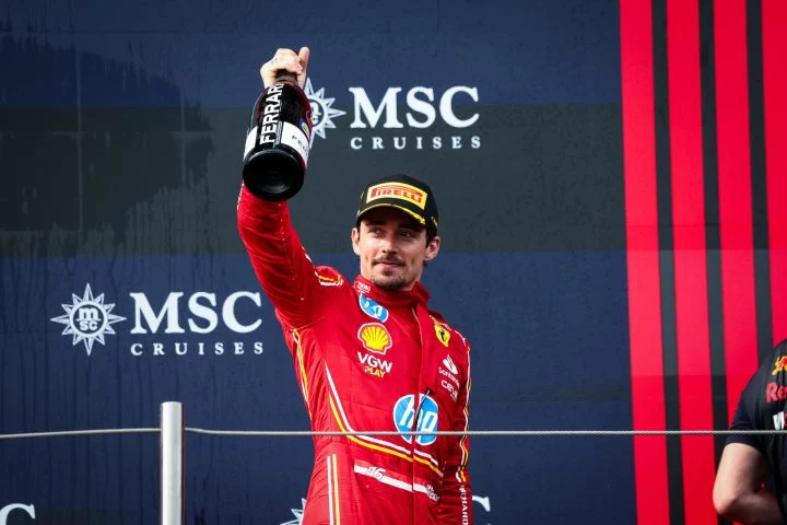 Charles Leclerc celebrando en el podio con la Scuderia Ferrari