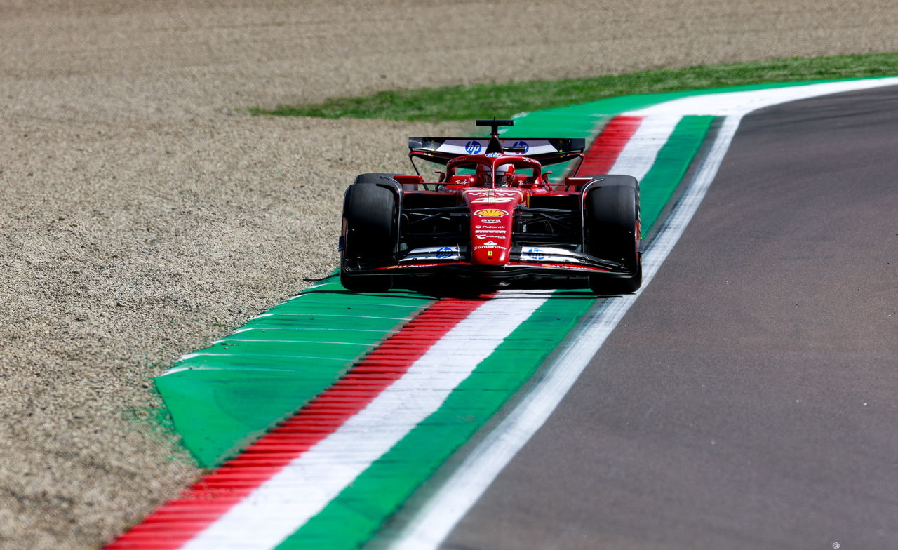 Charles Leclerc maneja el Scuderia Ferrari en circuito