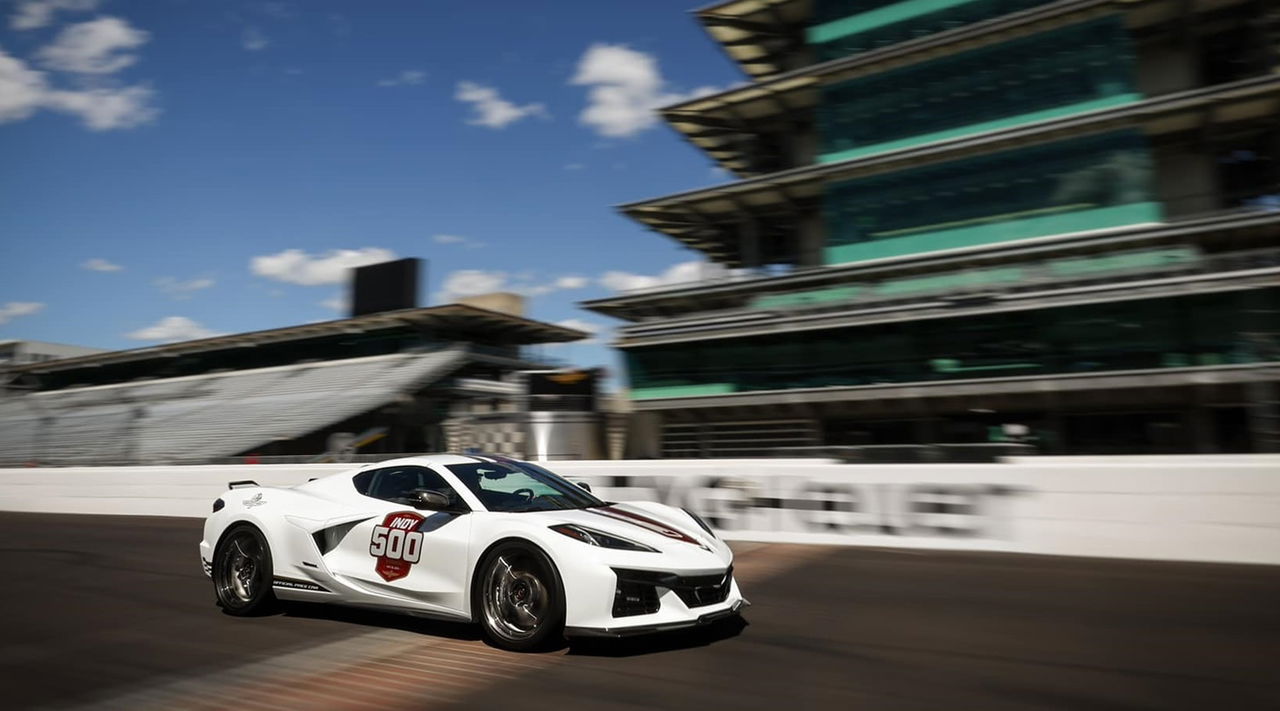 Visión dinámica del Chevrolet Corvette E-Ray en pista, mostrando su perfil lateral.