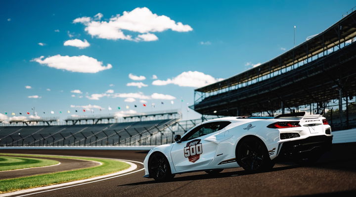 El Chevrolet Corvette E-Ray luce su silueta lateral en un circuito.