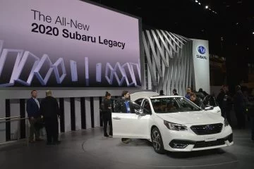 La nueva Subaru Legacy 2020 presentada en evento automotriz, mostrando su diseño renovado.