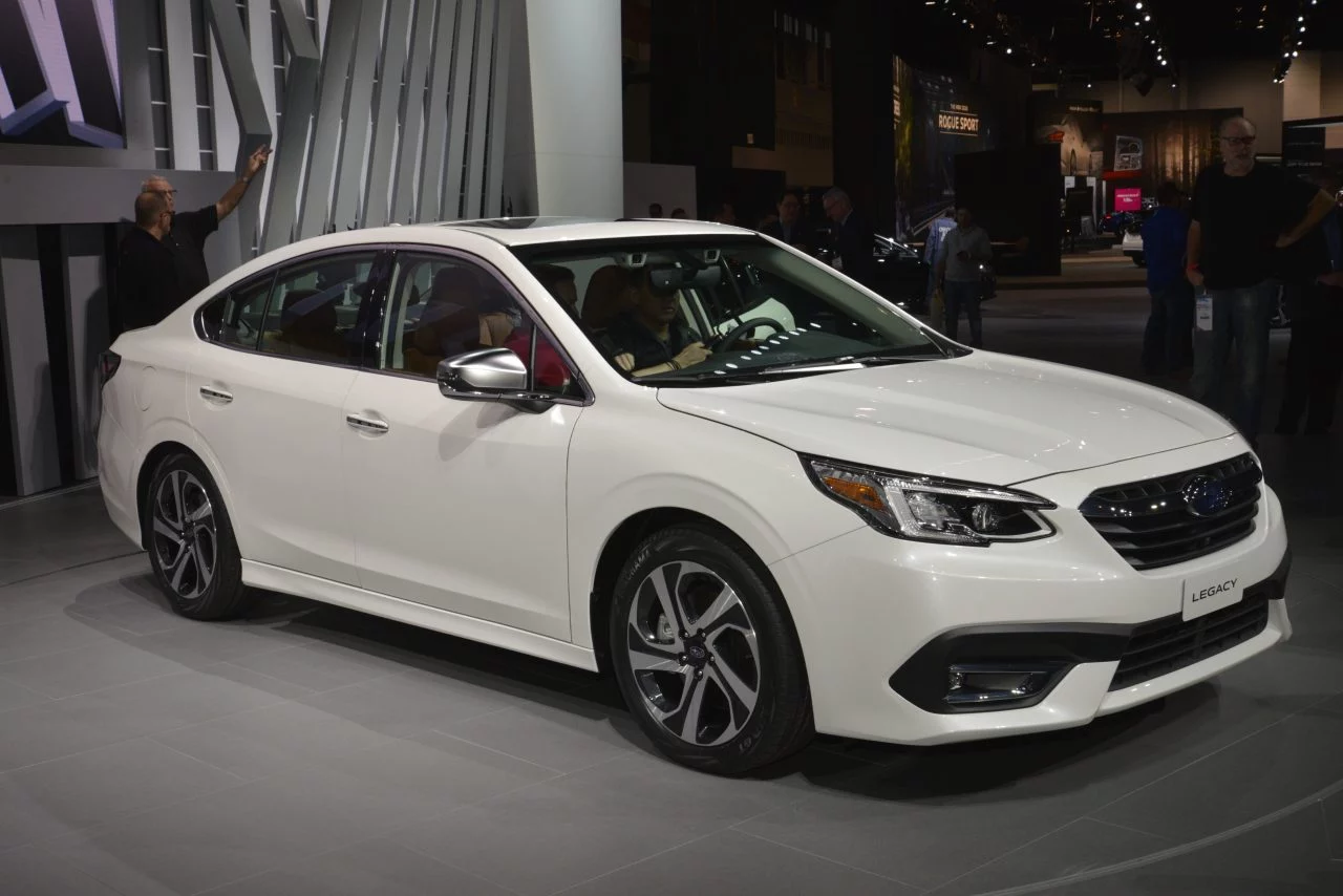 Subaru Legacy en exhibición, vista lateral que muestra el diseño de la línea.