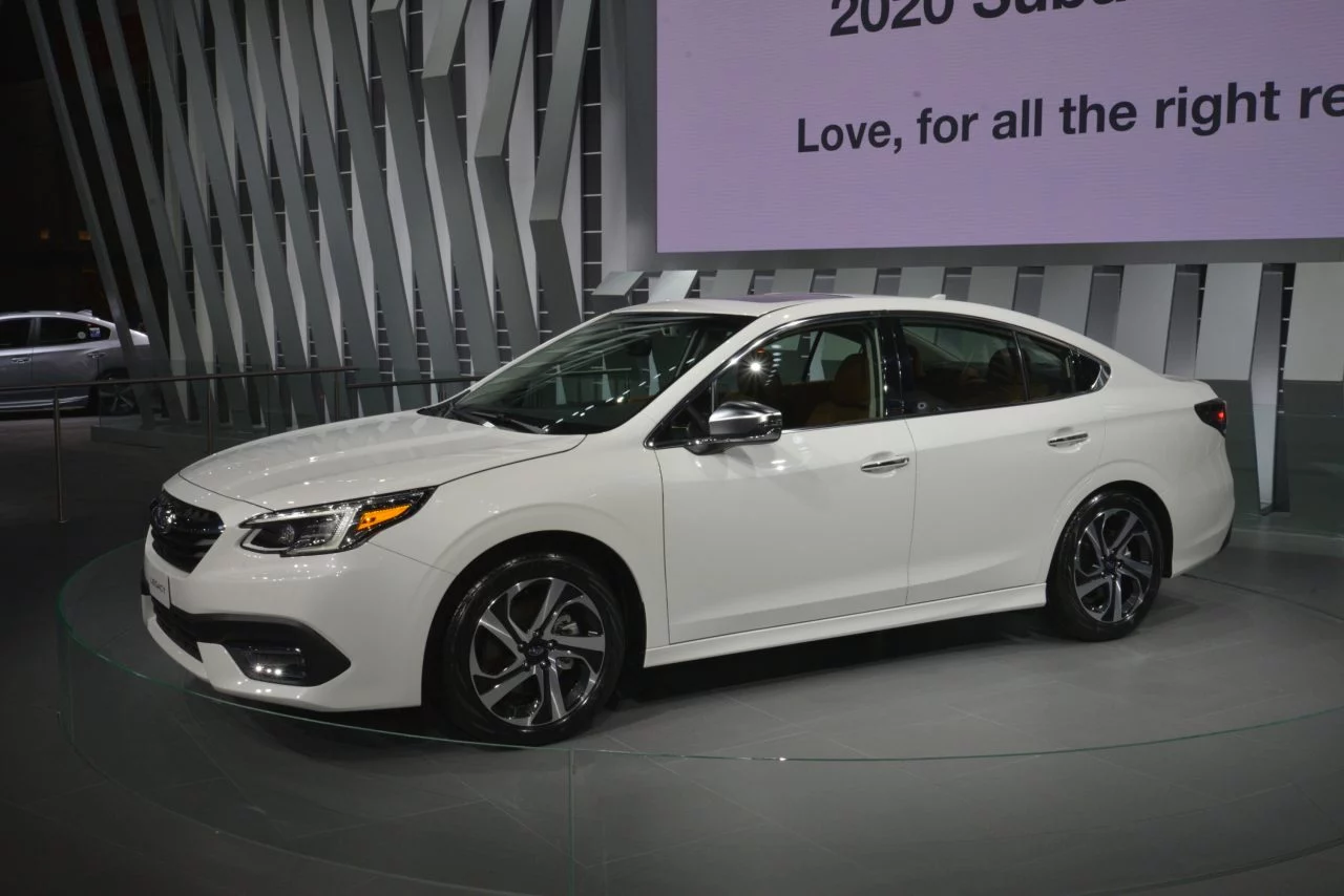 Vista lateral del Subaru Legacy 2020 presentado en un evento automotriz