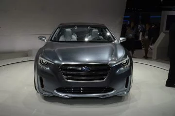 Vista frontal del Subaru que muestra diseño de faros y parrilla característicos.