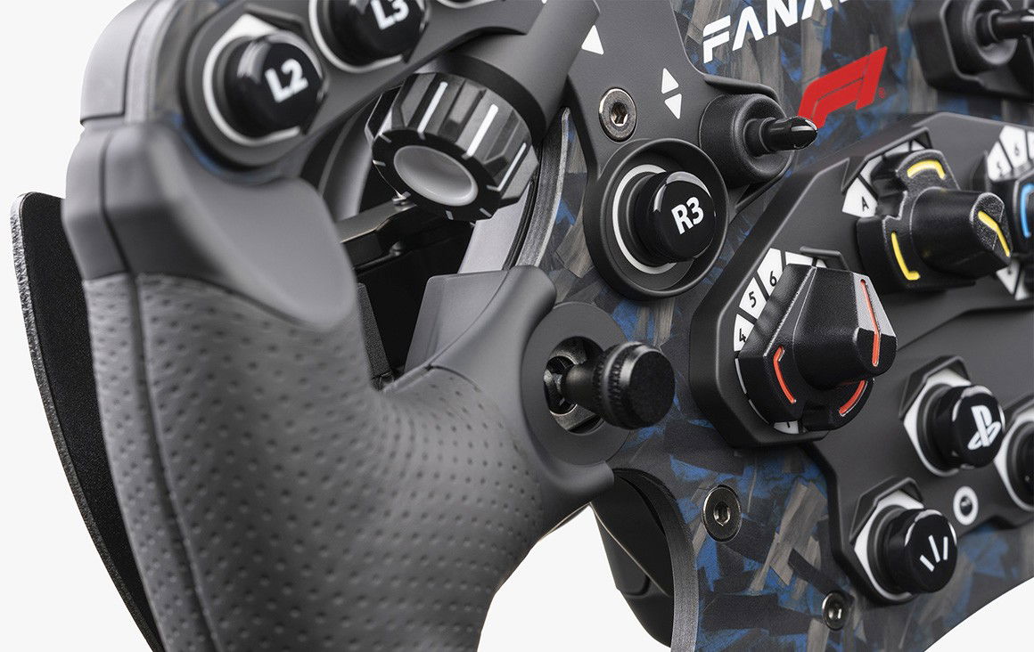 Primer plano del volante Fanatec ClubSport con tecnología Direct Drive.