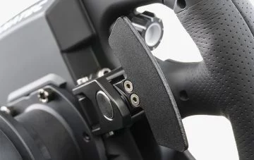 Vista cercana del mecanismo de un volante Fanatec ClubSport Direct Drive