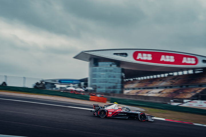 Antonio Felix da Costa domina en Shanghai a bordo de su Porsche.