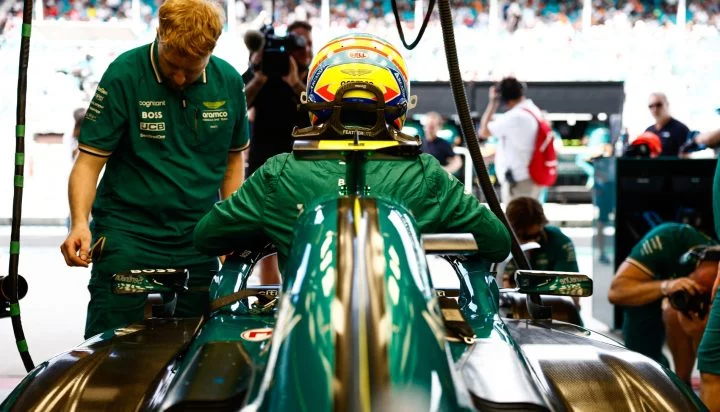 Alonso ajusta posición en monoplaza Aston Martin previo a GP Mónaco