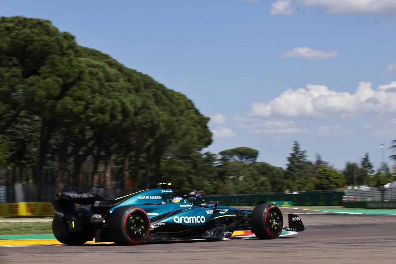 Fernando Alonso compitiendo en el GP de Imola 2024