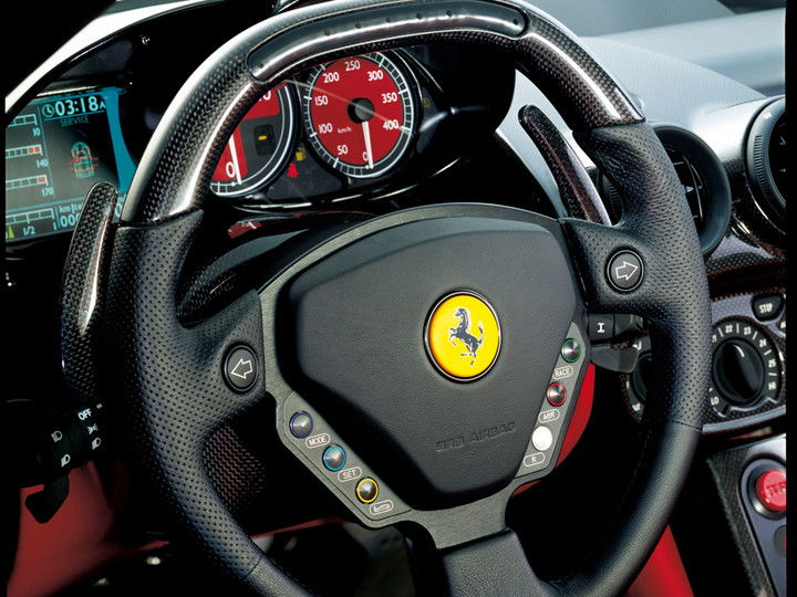 Volante del Ferrari Enzo con emblema icónico y controles integrados.