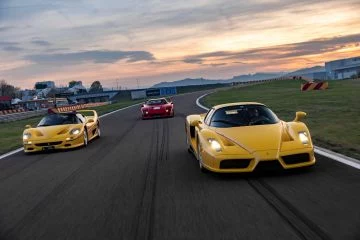 Trio de Ferraris Enzo dominando la pista con presencia y rendimiento.