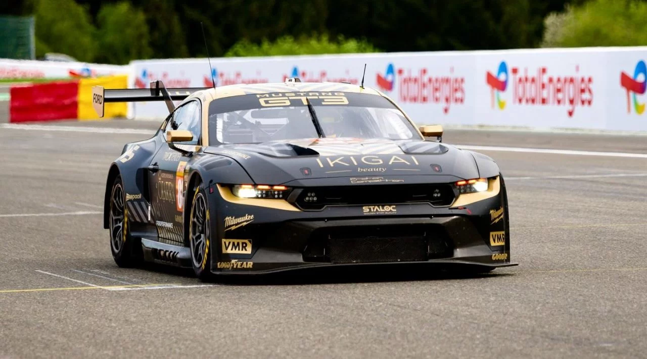 Vista dinámica del Ford Mustang GT3 en competición, exhibiendo su potente estampa lateral y frontal.