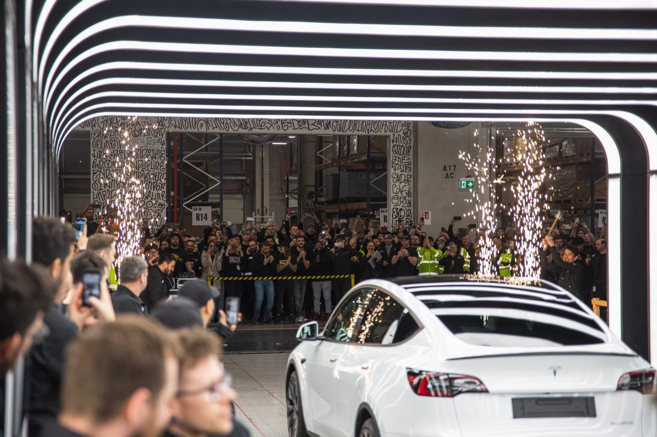 La primera unidad Tesla fabricada en la Gigafactoría de Berlín, celebración en curso.