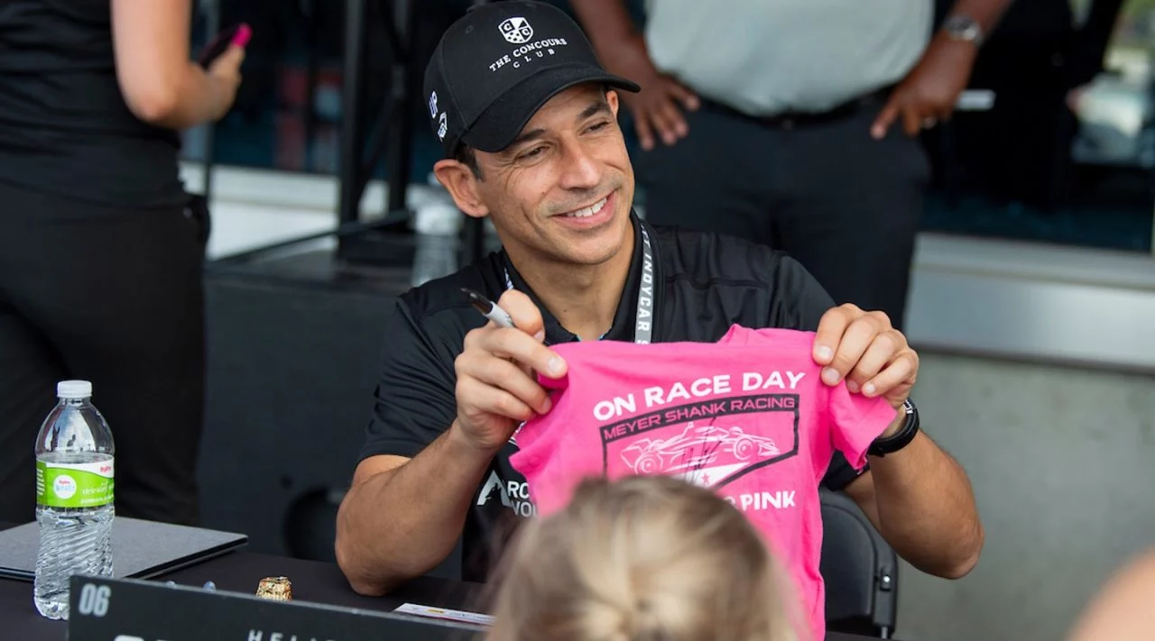 Hélio Castroneves en un evento, sin visión del coche.