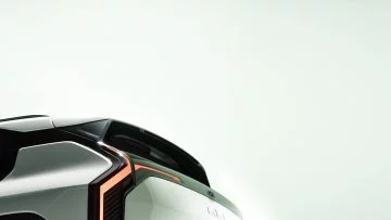 Vista posterior del Kia EV3 destacando su diseño futurista y detalles de iluminación LED
