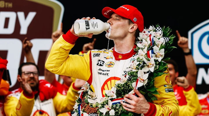 Josef Newgarden, piloto del Team Penske, celebrando su triunfo en la Indy 500.