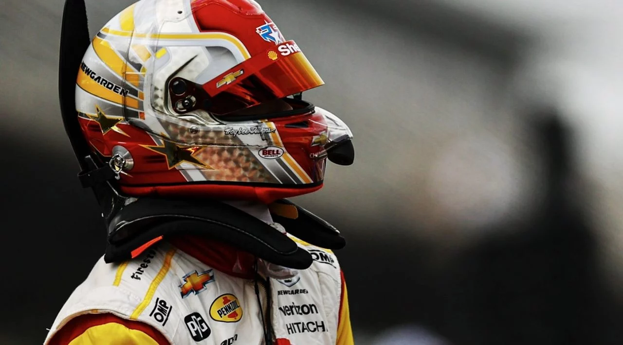 Josef Newgarden celebra victoria en Indy 500 con equipo Penske.