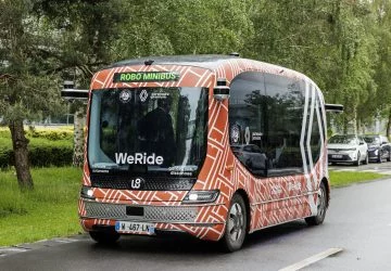 Vista lateral de un minibús autónomo de Renault y WeRide con diseño peculiar.