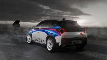 Vista trasera y lateral del Lancia Ypsilon Rally4 HF, preparado para competición.