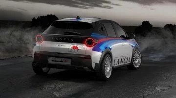 Vista posterior lateral del Lancia Ypsilon Rally4 HF en acción, destacando su aerodinámica