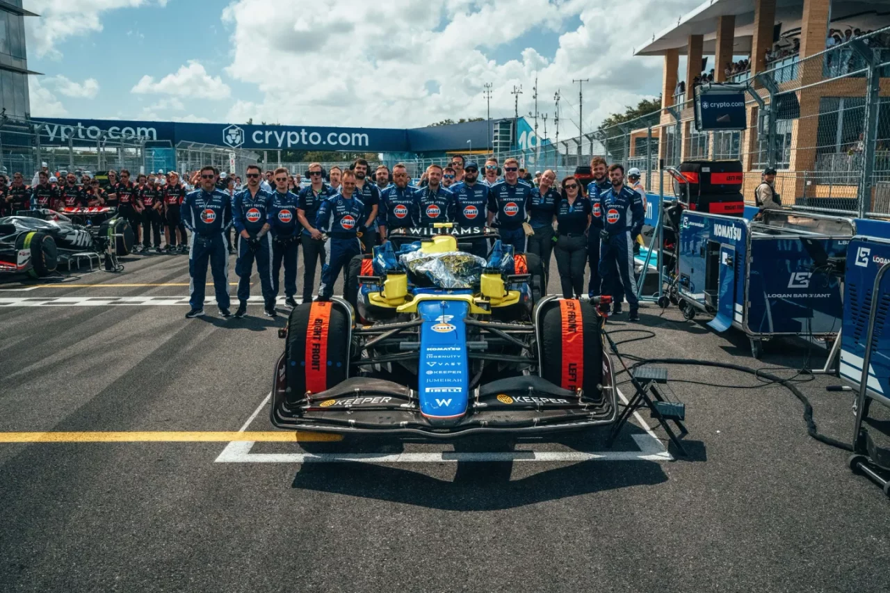 Logan Sargeant preparándose para salir a pista con su Williams.