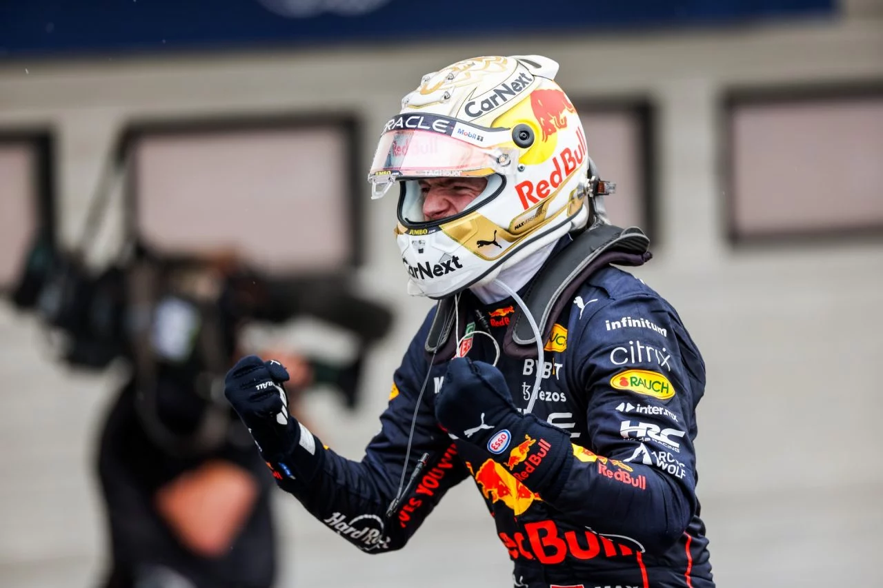 Max Verstappen junto a su monoplaza Red Bull Racing en la parrilla