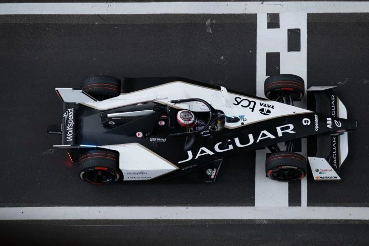 El Jaguar de Mitch Evans cruza la meta en Shanghai con una victoria.
