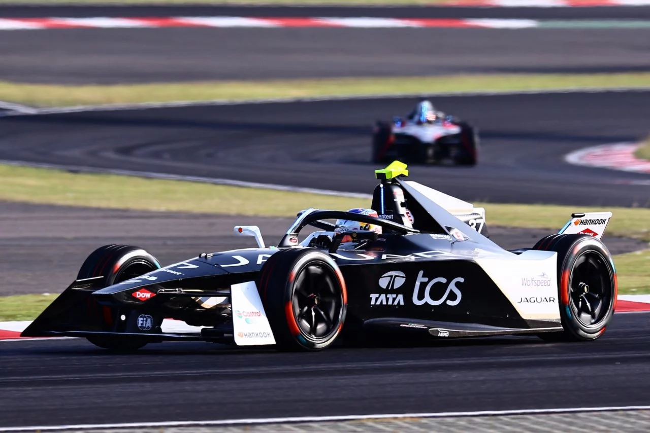 Vista dinámica del Jaguar en acción durante el ePrix de Shanghai.