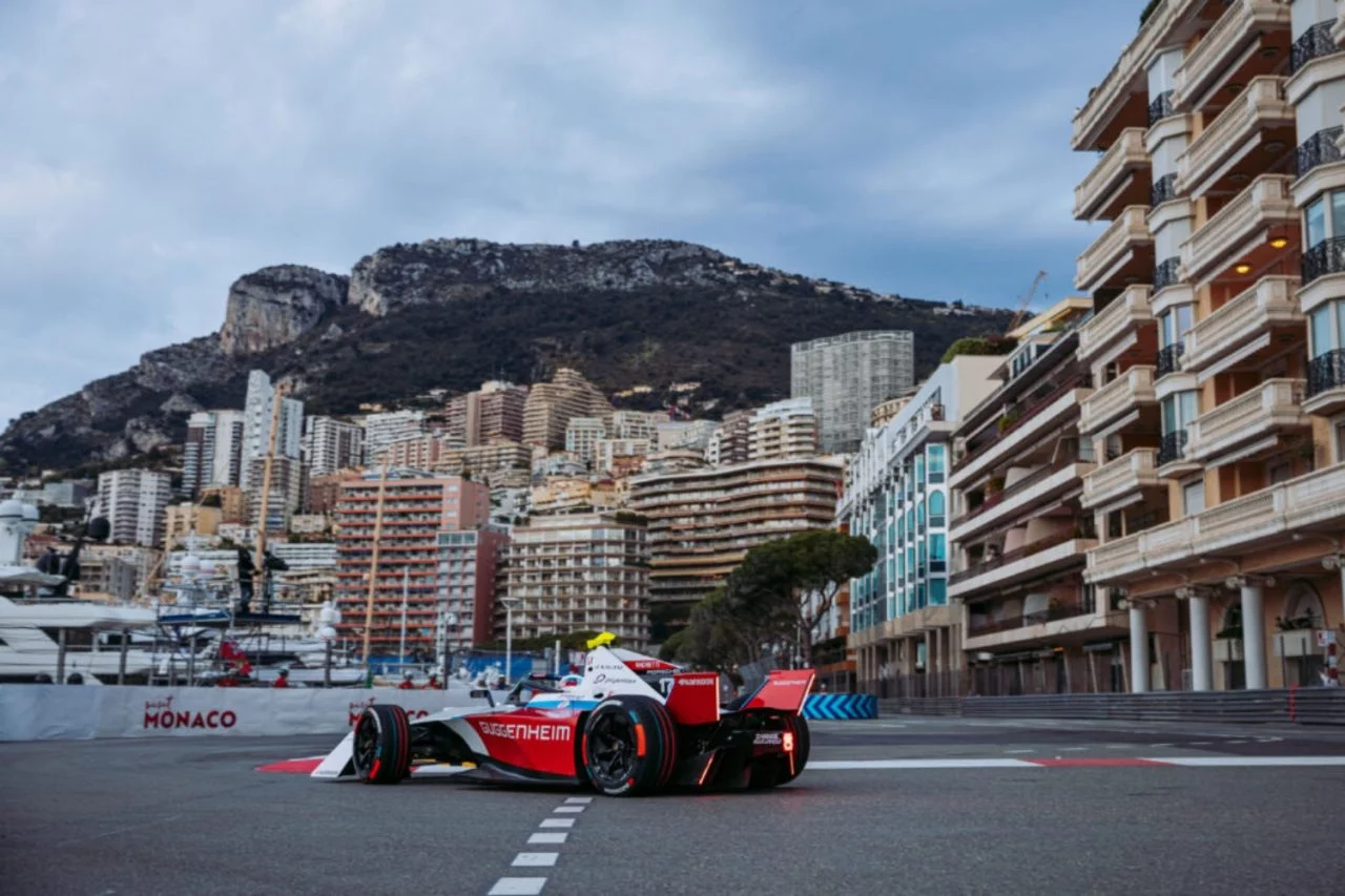 Vista lateral del Andretti de Formula E con Norman Nato al volante en circuito urbano.