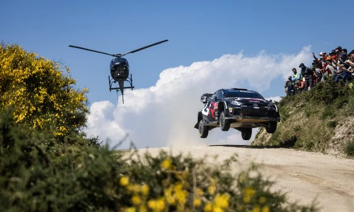 Un espectacular salto de Ogier en el Rally de Portugal, mostrando la agilidad y potencia del vehículo.