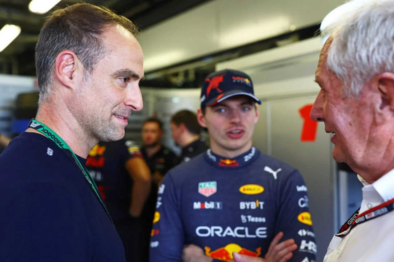 Oliver Mintzlaff, Max Verstappen y Helmut Marko en evento de Red Bull