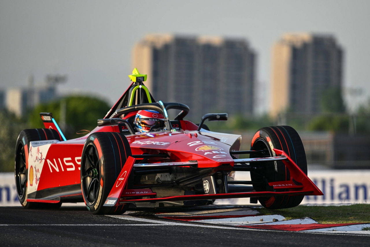 Nissan en pista durante el ePrix de Shanghai, dominio en curva.