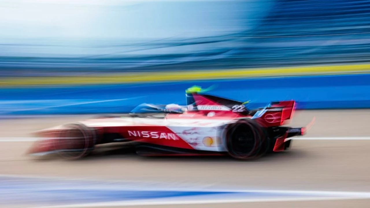 Vista dinámica de un Nissan Nismo en acción durante una carrera de Formula E.